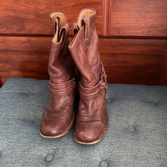 Frye distressed leather engineer boots in great condition! - Picture 2 of 8